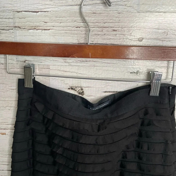 Banana republic size 2 black ruffle  pencil skirt - Picture 3 of 8